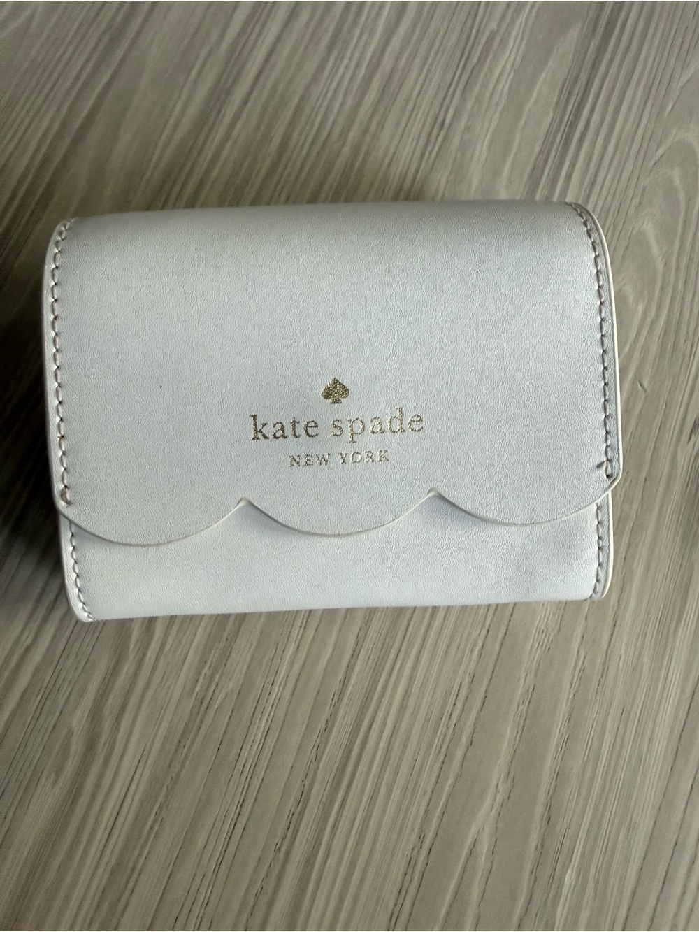 kate spade white scallop edge compact wallet with gold logo